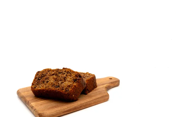 Tahta üzerinde taze pişmiş ev yapımı muzlu çikolatalı ekmek dilimleri. Kopya alanı ile beyaz arkaplanda izole.