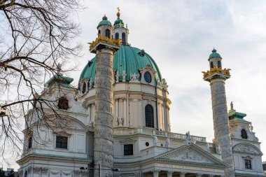 Viyana 'daki St. Charles Kilisesi (Karlskirche).