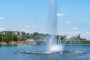 Portekiz, Coimbra 'daki Mondego Nehri' ndeki çeşme. Doğa arkaplanı ve duvar kağıdı.