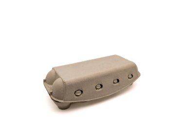 On yumurta için kapalı yumurta kutusu, beyaza izole edilmiş ve fotokopi alanı var. Karton paket, paketleme için yumurta kabı.