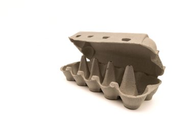 Yarım açık yumurta kutusu, on yumurta için, beyaza izole edilmiş, fotokopi alanı ile. Karton paket, paketleme için yumurta kabı.