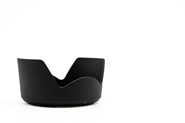 Lens kaputu, kopyalama alanı olan beyaz arkaplanda izole edilmiş.