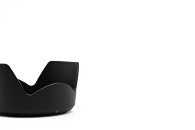 Lens kaputu, kopyalama alanı olan beyaz arkaplanda izole edilmiş.