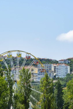 Mondego Nehri 'nin kıyısından Coimbra Şehri manzarası.