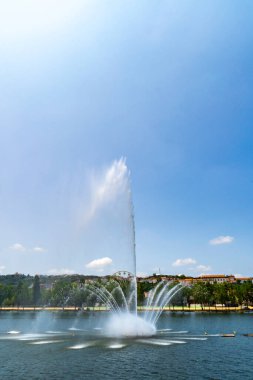 Portekiz, Coimbra 'daki Mondego Nehri' ndeki çeşme. Doğa arkaplanı ve duvar kağıdı.