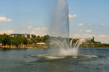 Portekiz, Coimbra 'daki Mondego Nehri' ndeki çeşme. Doğa arkaplanı ve duvar kağıdı.