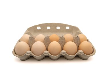 Beyaz zemin üzerinde on tavuk yumurtası bulunan karton yumurta kutusu ve kopyalama alanı.
