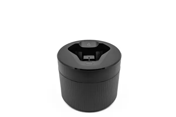 Elektrikli traş makinesi için temizlik kapsülü ya da temizlik istasyonu, kopyalama alanı ile beyazda izole edilmiş. Elektrikli tıraş aksesuarları.