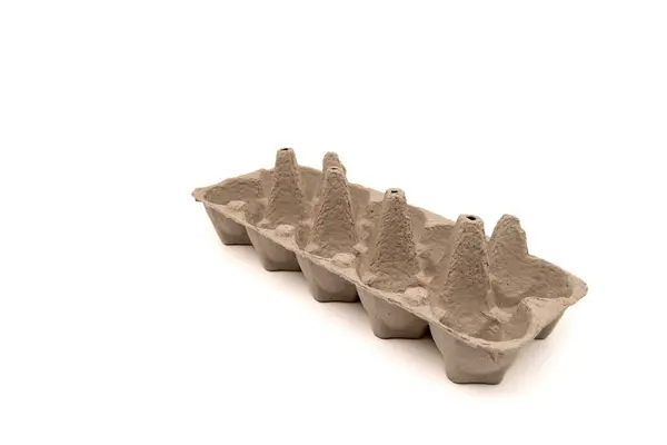 On yumurta için boş yumurta kabı. Beyazda izole edilmiş ve kopyalama alanı var. Karton paket, paketleme için yumurta kutusu.