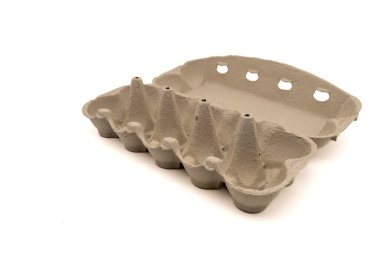 On yumurta için kocaman boş bir yumurta kutusu, kopyalama alanı ile beyaza izole edilmiş. Karton paket, paketleme için yumurta kabı.