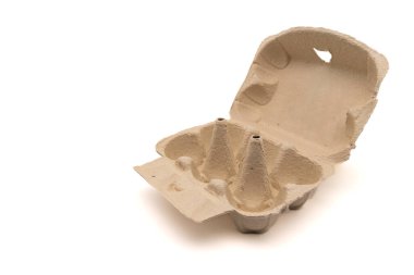 Altı yumurta için kocaman boş bir yumurta kutusu, kopyalama alanı ile beyaza izole edilmiş. Karton paket, paketleme için yumurta kabı.