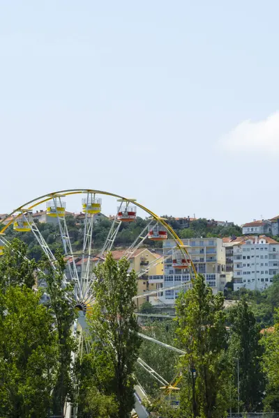 Mondego Nehri 'nin kıyısından Coimbra Şehri manzarası.