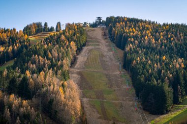 Kış sonlarında Avusturya, Semmering 'de bir kayak yamacı. Peyzaj arkaplanı ve duvar kağıdı.