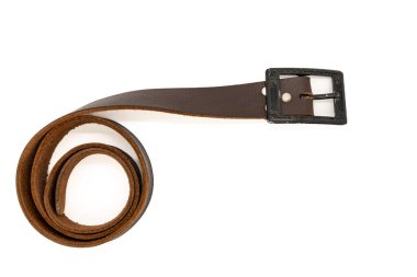 Koyu kahverengi renkli, beyaz arka planda metal tokalı deri kemer takıyordu. Üst görünüm veya düz uzanma.