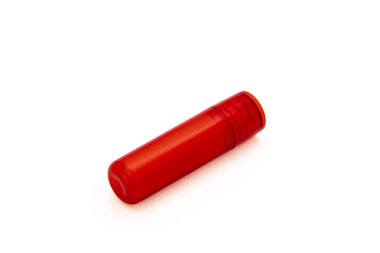 Beyaz arkaplanda dudak kremi izole edildi.