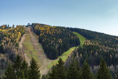 Kış sonlarında Avusturya, Semmering 'de bir kayak yamacı. Peyzaj arkaplanı ve duvar kağıdı.