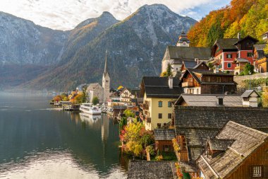 Göz kamaştırıcı bir göl köyü, yüksek dağların arasına kurulmuş büyüleyici ahşap evler, dik bir kilise ve canlı sonbahar yaprakları Avusturya 'nın Hallstatt kentinin sakin sularına yansıyor..