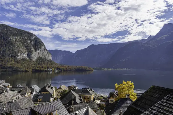 Görkemli dağlarla, parlak mavi gökyüzünün altındaki sakin ve yansıtıcı suların arasına kurulmuş pitoresk bir göl köyü..