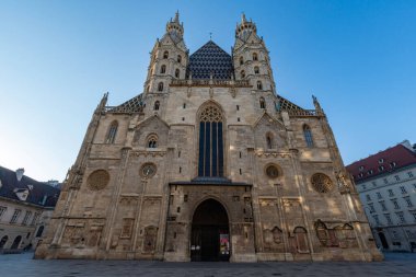 Avusturya, Viyana 'daki St. Stephen Katedrali, açık mavi gökyüzü ile sabahın erken saatlerinde ele geçirildi. Bu ikonik Gotik simgesi cephesini, ikiz kulelerini ve renkli kiremitli çatısını sergiliyor..