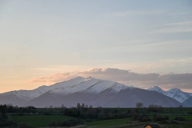Bulutlu bir günde güzel bir dağ manzarası