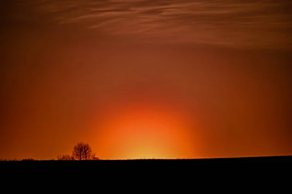 Солнце Садится Сквозь Облака — стоковое фото