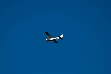 Gökyüzünde uçan bir uçak