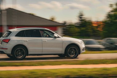 Şehrin modern arabası.