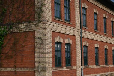 Pencereli eski tuğla bina