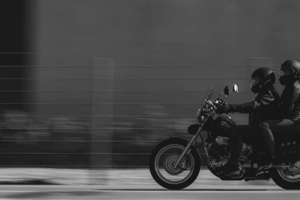 年轻人在路上骑摩托车 — 图库照片