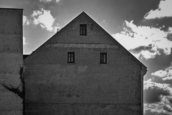Czarno Białe Zdjęcie Starego Budynku — Zdjęcie stockowe