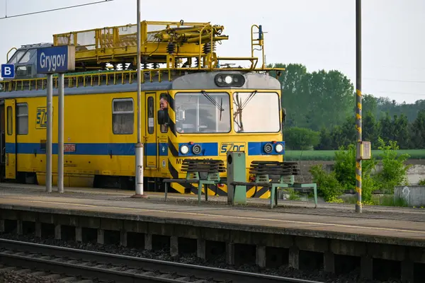 Csehország Grygov 2023 Sárga Vonat Vasútállomáson Reggel — Stock Fotó