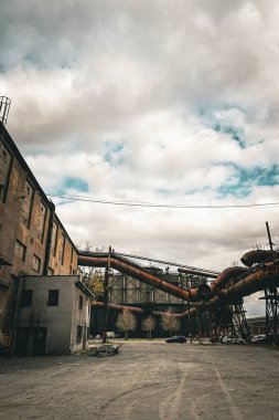 Maden ocağının yanındaki eski harap bina, terk edilmiş eski maden.