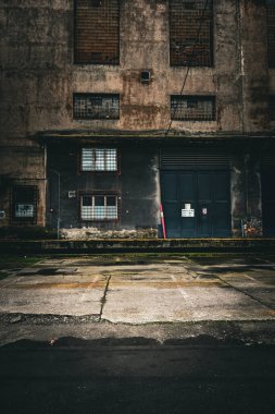 Maden ocağının yanındaki eski harap bina, terk edilmiş eski maden.