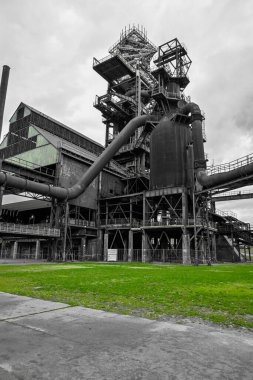 Maden ocağının yanındaki eski harap bina, terk edilmiş eski maden.