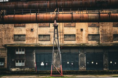 Maden ocağının yanındaki eski harap bina, terk edilmiş eski maden.