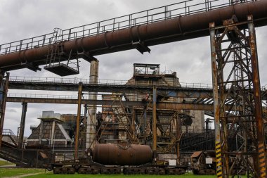 Maden ocağının yanındaki eski harap bina, terk edilmiş eski maden.