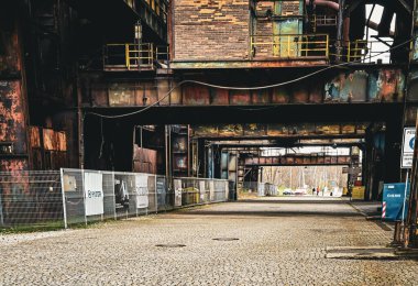 Maden ocağının yanındaki eski harap bina, terk edilmiş eski maden.