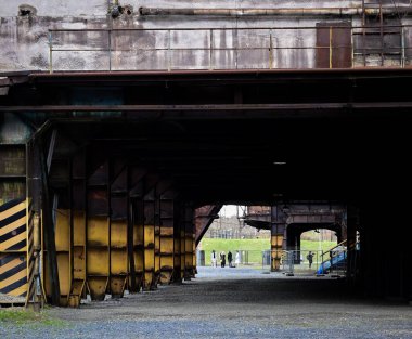 Maden ocağının yanındaki eski harap bina, terk edilmiş eski maden.