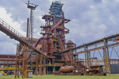 Maden ocağının yanındaki eski harap bina, terk edilmiş eski maden.