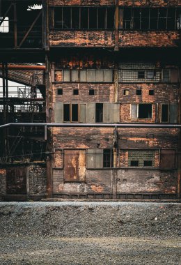 Maden ocağının yanındaki eski harap bina, terk edilmiş eski maden.