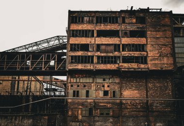 Maden ocağının yanındaki eski harap bina, terk edilmiş eski maden.