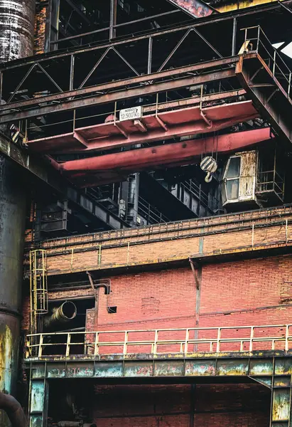 Maden ocağının yanındaki eski harap bina, terk edilmiş eski maden.