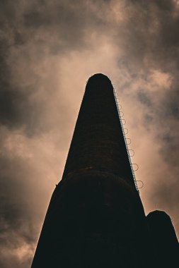 Maden ocağının yanındaki eski harap bina, terk edilmiş eski maden.