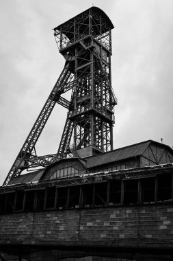 Maden ocağının yanındaki eski harap bina, terk edilmiş eski maden.