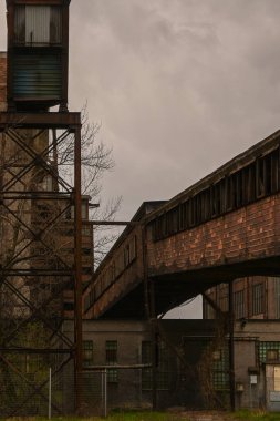 Maden ocağının yanındaki eski harap bina, terk edilmiş eski maden.