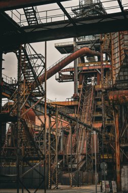 Maden ocağının yanındaki eski harap bina, terk edilmiş eski maden.