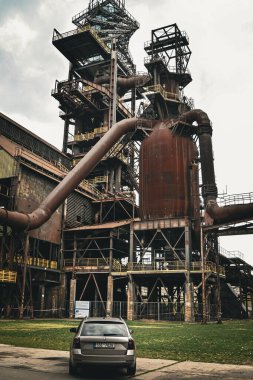 Maden ocağının yanındaki eski harap bina, terk edilmiş eski maden.