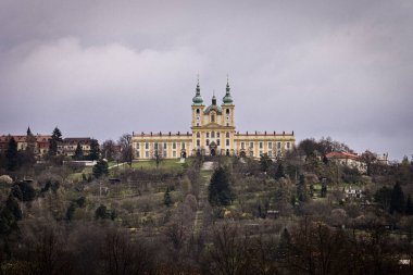 Tepedeki tapınak, sonbahar doğası, Sarı Tapınak