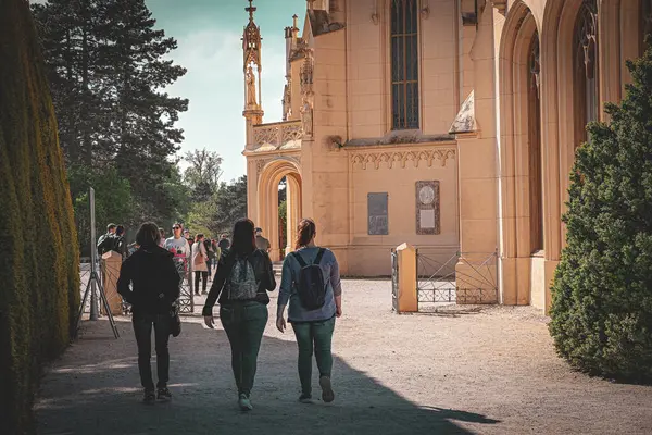 Çek Cumhuriyeti, Lednice, 2023 / 05 / 07, parktaki genç güzel kadınlar ve arkadaşlar