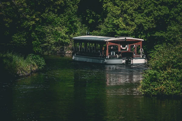 Parktaki eski ahşap tekne.